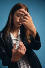 Carica l'immagine nel visualizzatore di Gallery, Ring on . Anello