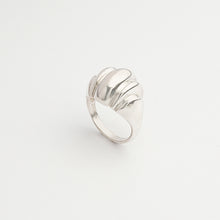 Carica l'immagine nel visualizzatore di Gallery, Conchiglia sulla spiaggia . Anello