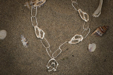 Carica l'immagine nel visualizzatore di Gallery, Battito d'ali sulla cresta dell'onda . Collana