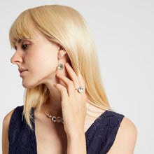 Carica l'immagine nel visualizzatore di Gallery, Riflessi di luna sull'acqua salata . Orecchini pendenti