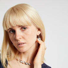 Carica l'immagine nel visualizzatore di Gallery, Riflessi di luna sull'acqua salata . Orecchini pendenti