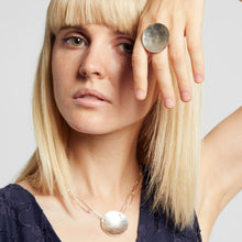 Carica l'immagine nel visualizzatore di Gallery, Riflessi di luna sull'acqua salata maxi . Anello