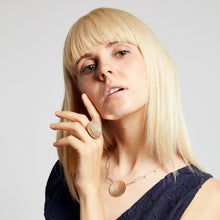 Carica l'immagine nel visualizzatore di Gallery, Riflessi di Luna sull'acqua salata . Maxi