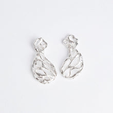 Carica l'immagine nel visualizzatore di Gallery, La voce del mare . Orecchini pendenti