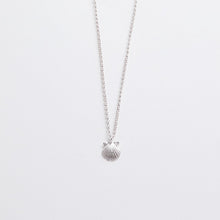 Carica l'immagine nel visualizzatore di Gallery, Canestrello mini . Ciondolo