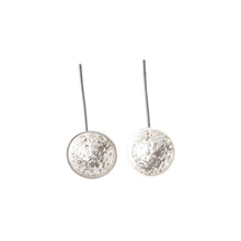 Carica l'immagine nel visualizzatore di Gallery, Riflessi di luna sull'acqua salata . Orecchini pendenti
