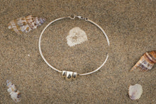 Carica l&#39;immagine nel visualizzatore di Gallery, Conchiglia sulla spiaggia . Bracciale
