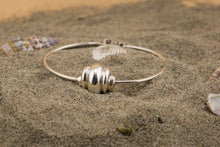 Carica l&#39;immagine nel visualizzatore di Gallery, Conchiglia sulla spiaggia . Bracciale
